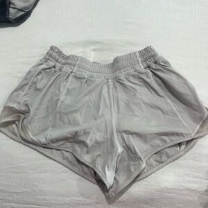 Lulu hotty hot low rise shorts 2.5”